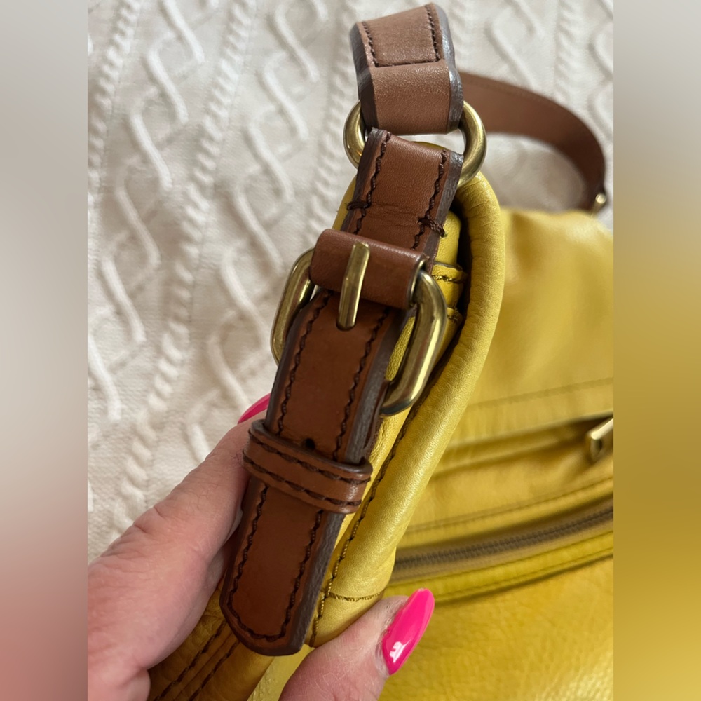 Fossil Large Yellow Leather Shoulder Bag spacious with Several Compartments - Picture 4 of 17